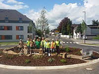 Der Verkehrskreisel in Oberzündorf wurde gemeinsam bepflanzt